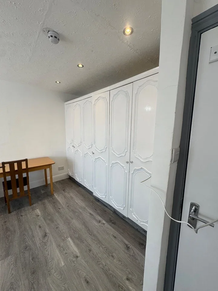 Room Barchester Road in Greater London