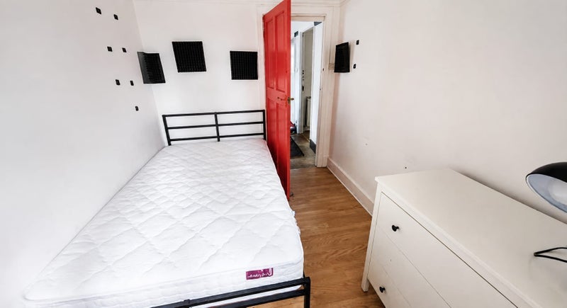 Room Charlton Road in Greater London