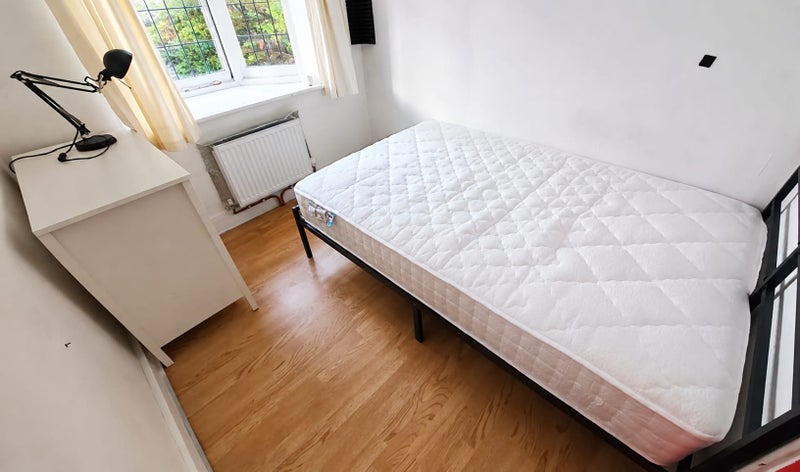Room Charlton Road in Greater London