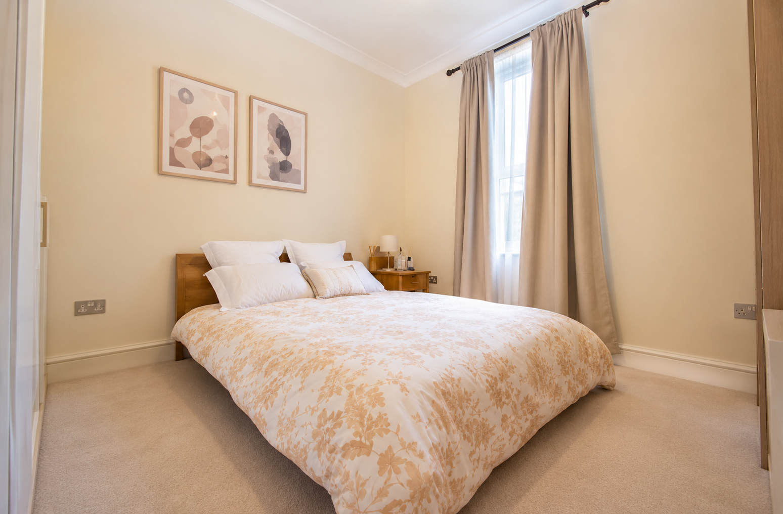 Flat Churchfield Road in Greater London