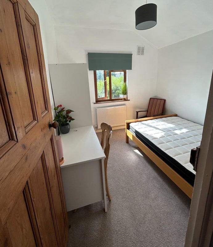 Room Charnwood Road in Greater London