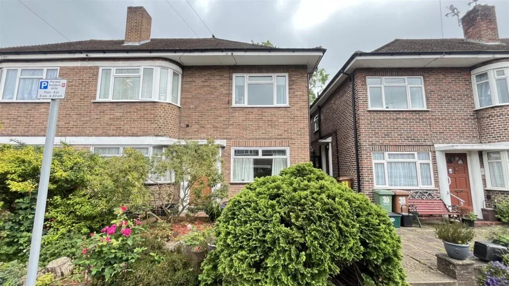 Flat Falcourt Close in Greater London