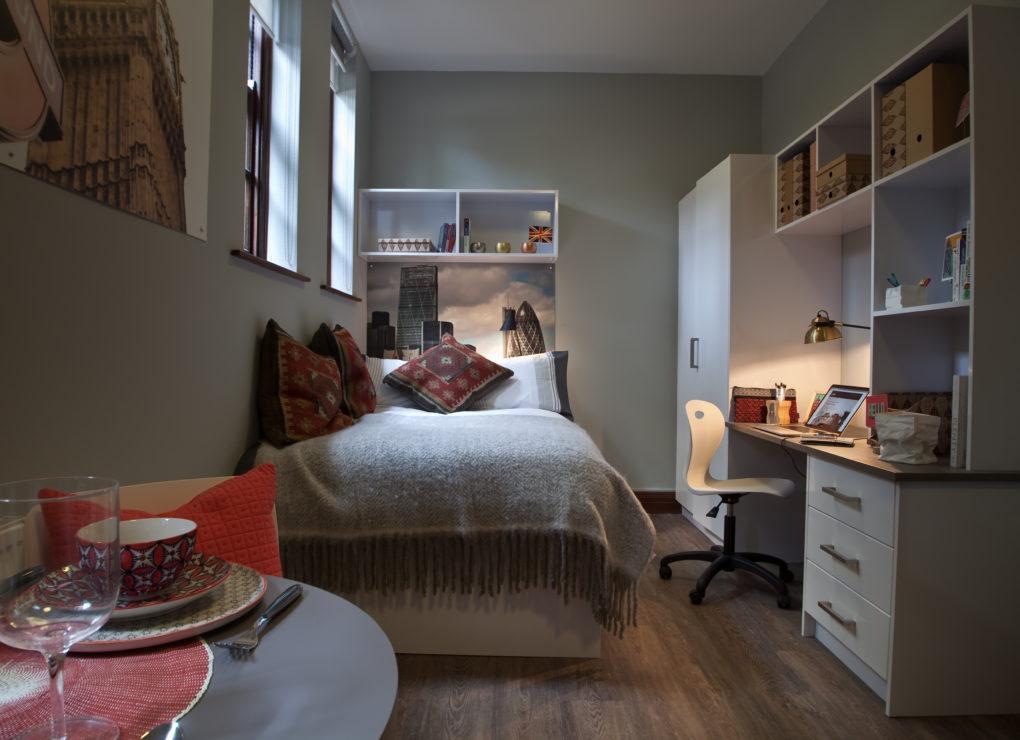 Flat Halsmere Road in Greater London