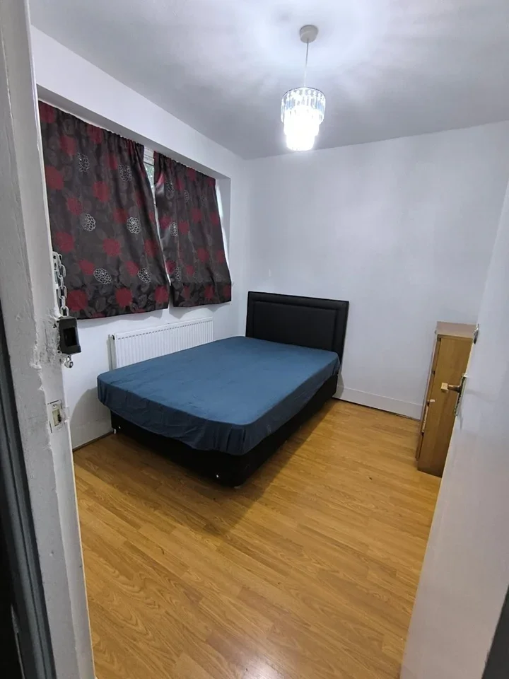 Room Stevenage Road in Greater London