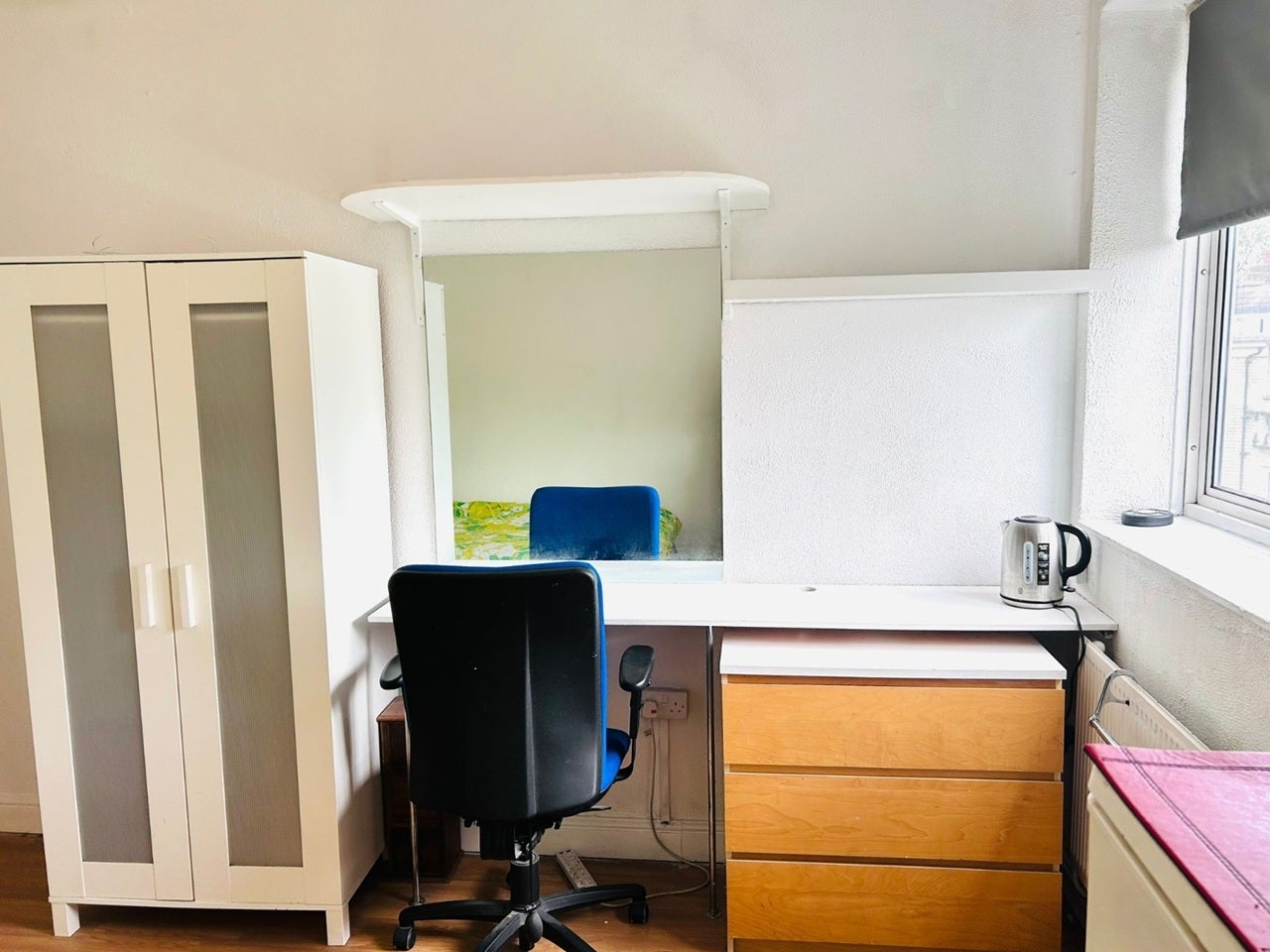 Room Mortimer Crescent in Greater London