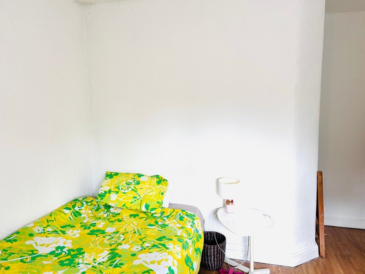 Room Mortimer Crescent in Greater London