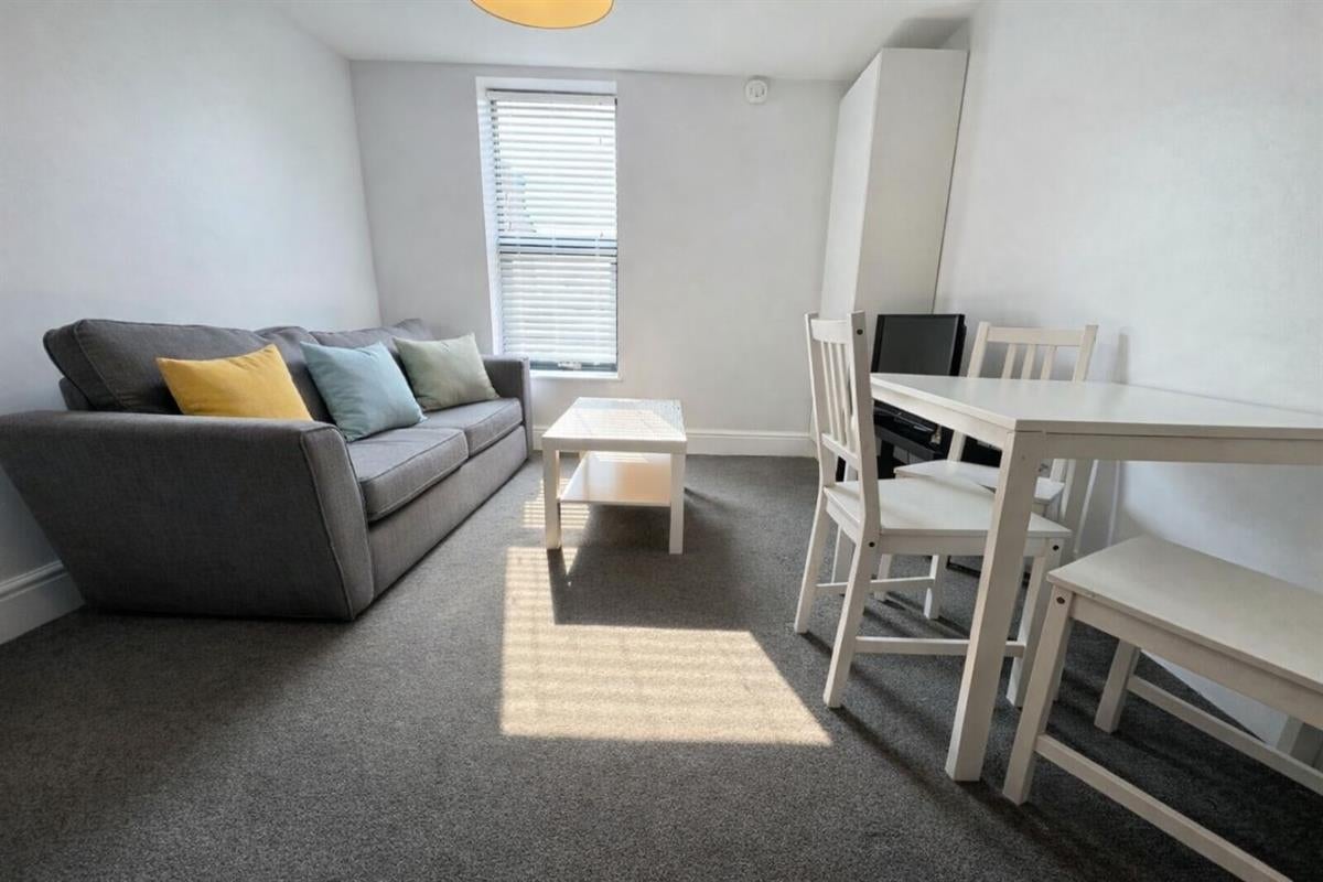 Flat Millicent Road in Nottingham