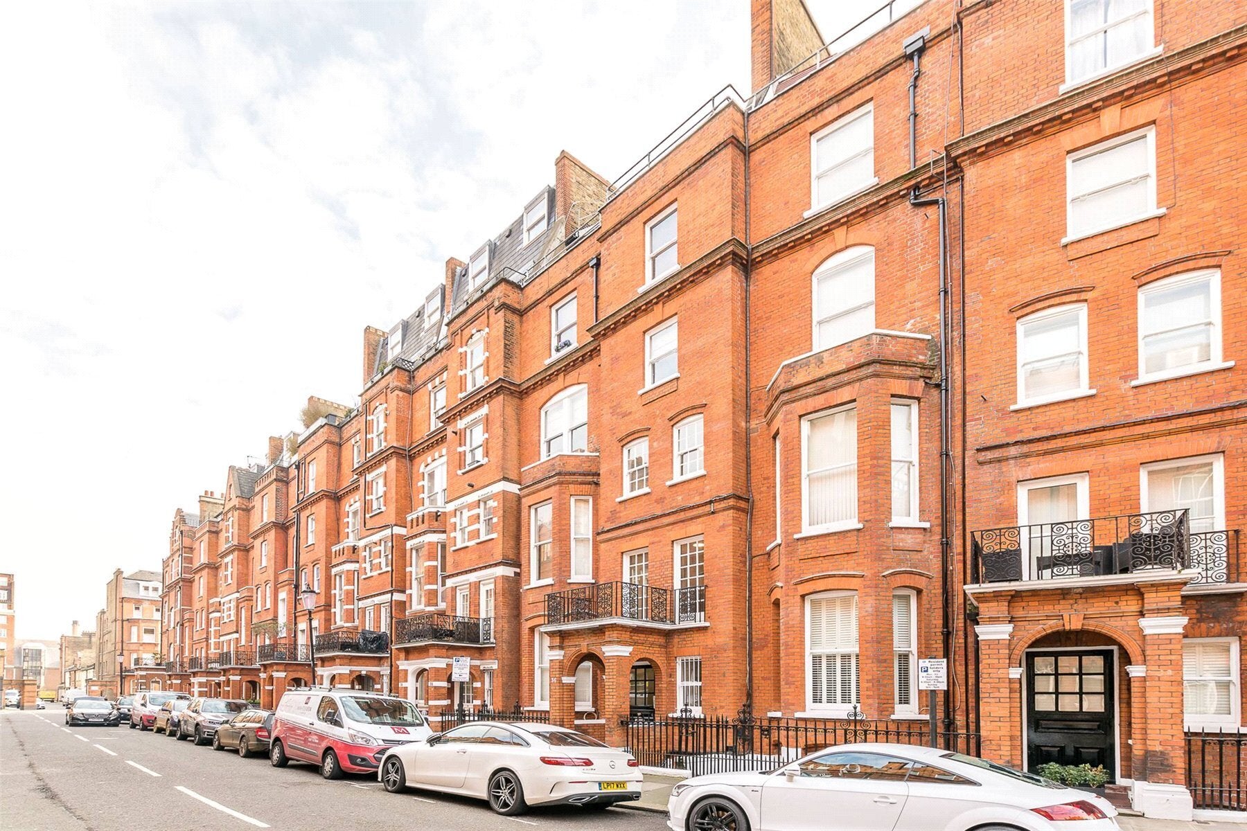Flat Egerton Gardens in Greater London
