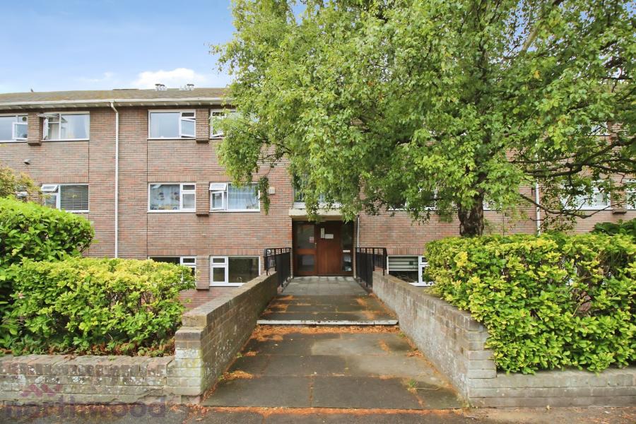 Flat Queens Road in High Wycombe
