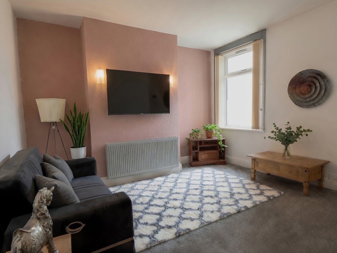 Room Kirkman Avenue in Salford