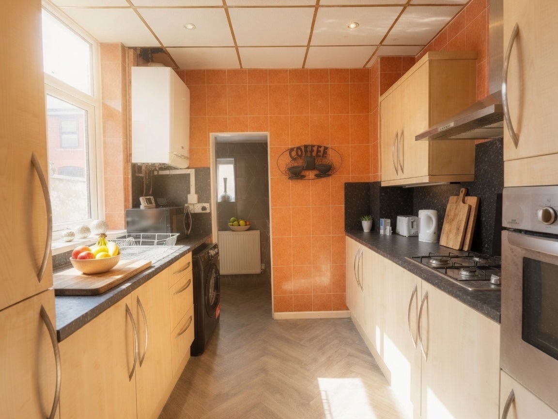 Room Kirkman Avenue in Salford