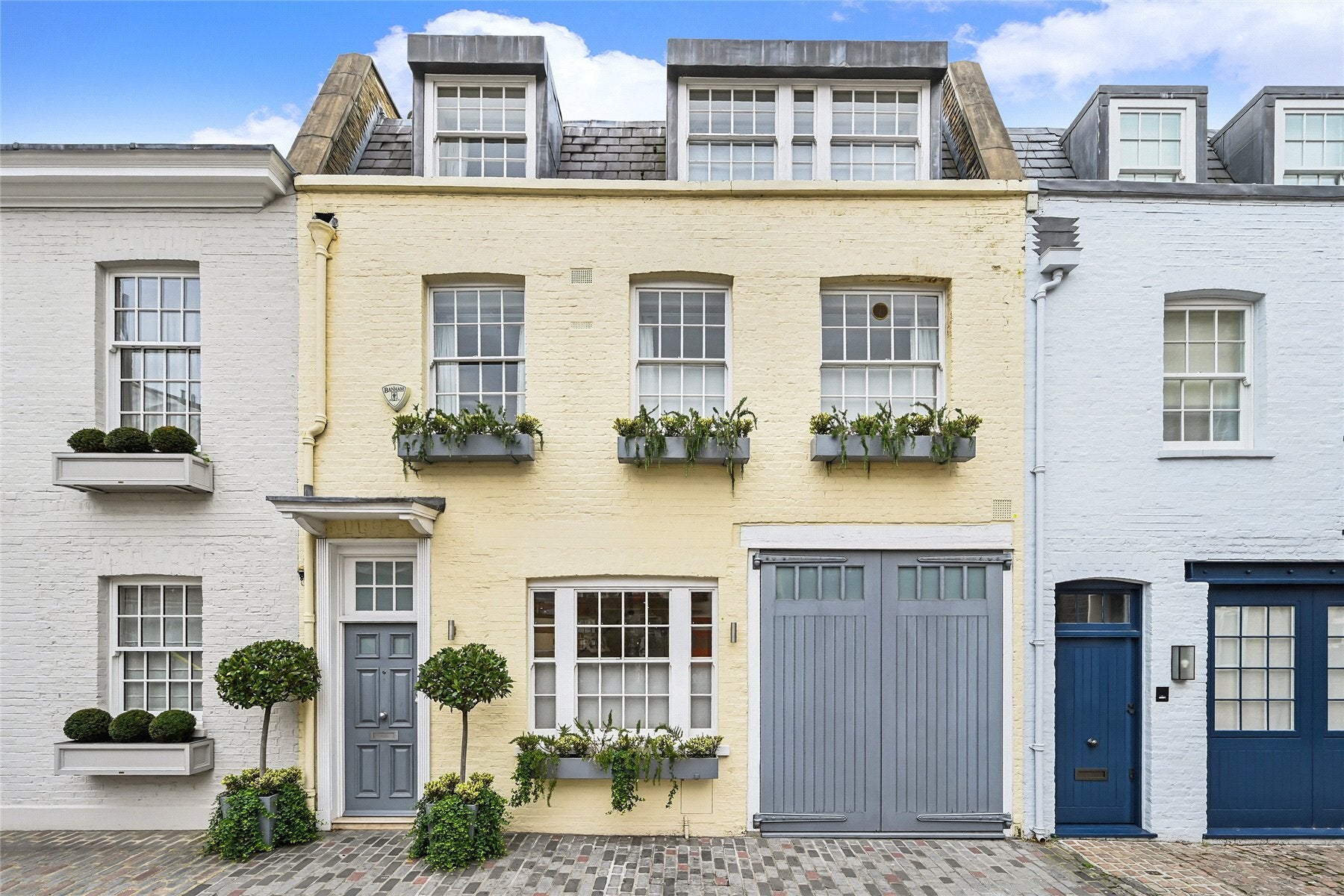 House Wilton Row in City of Westminster