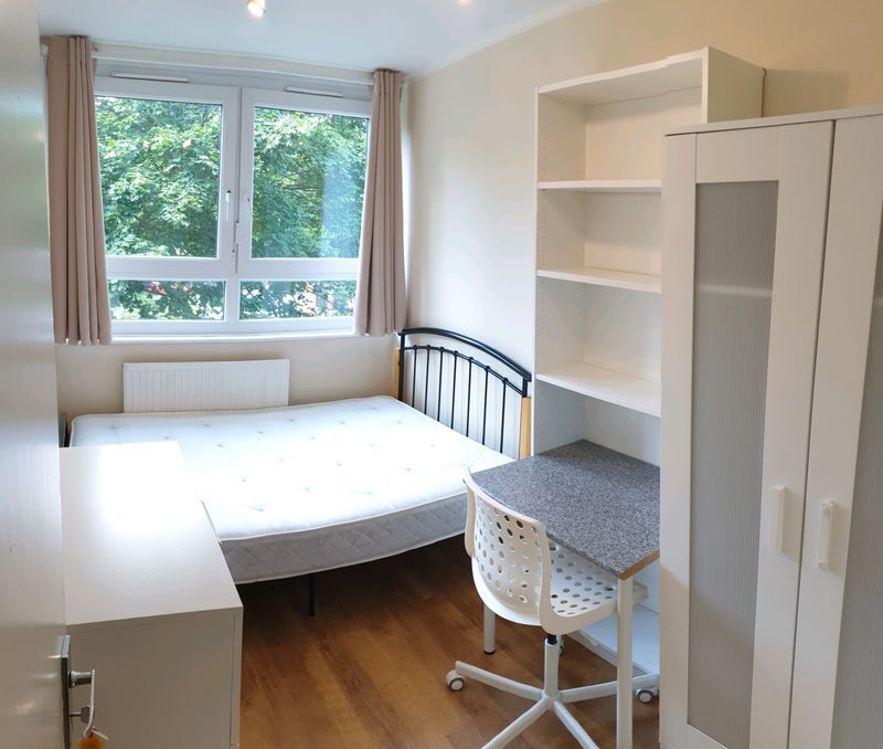 Room Shuttleworth Road in Greater London