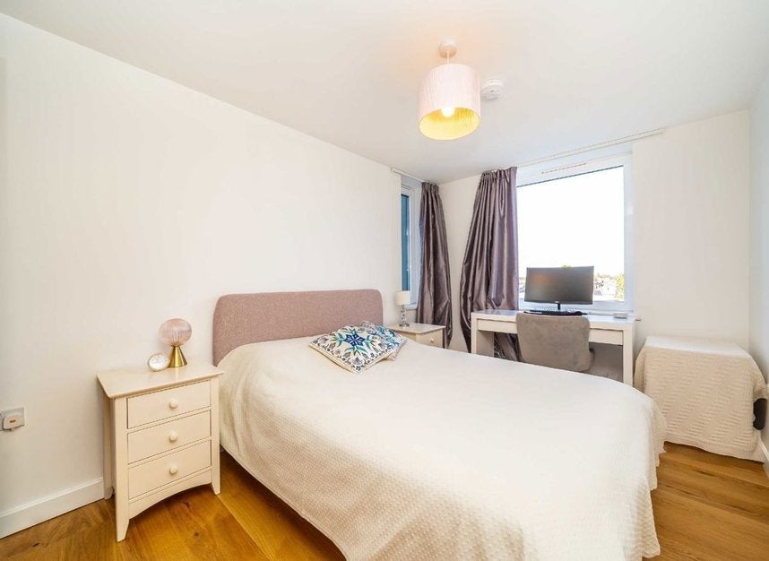 Flat Clarence Avenue in Greater London