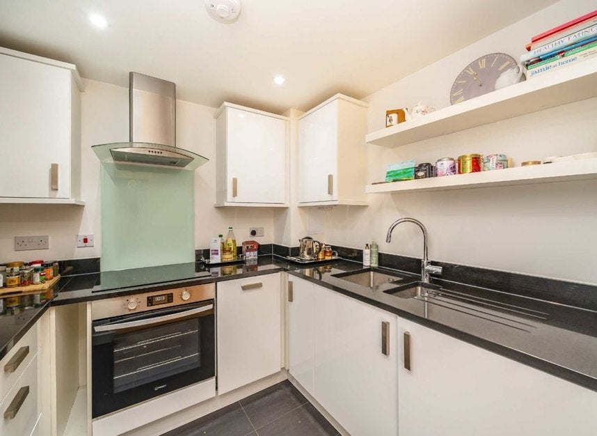 Flat Clarence Avenue in Greater London