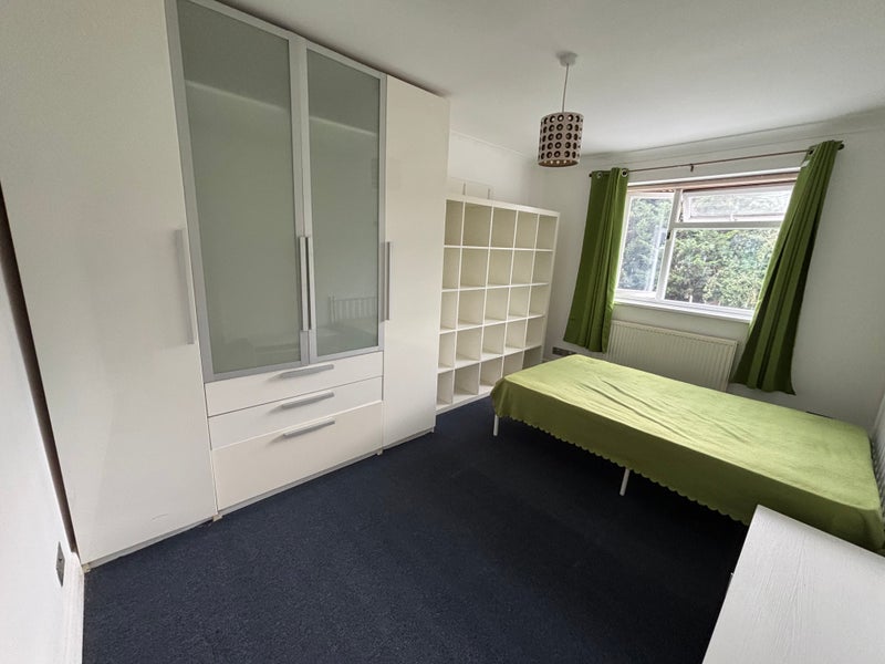 Room Onslow Gardens in Greater London