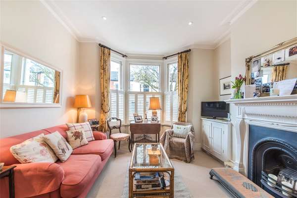 Flat Daphne Street in Greater London