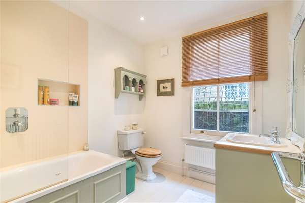 Flat Daphne Street in Greater London