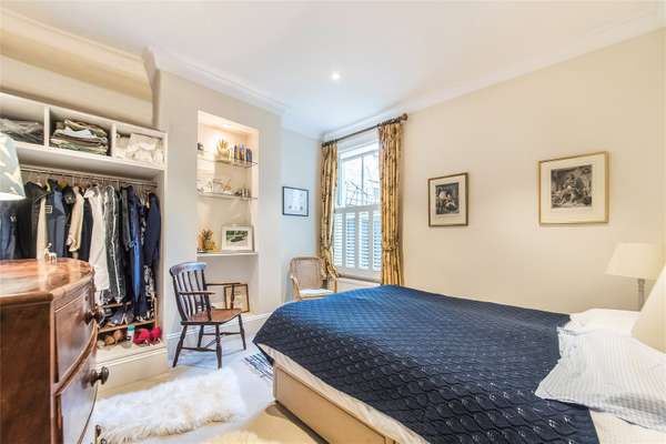 Flat Daphne Street in Greater London