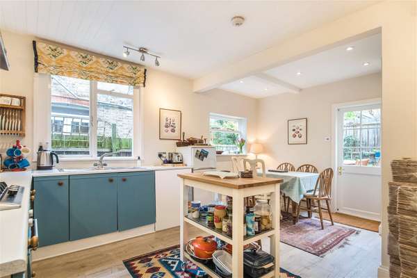 Flat Daphne Street in Greater London