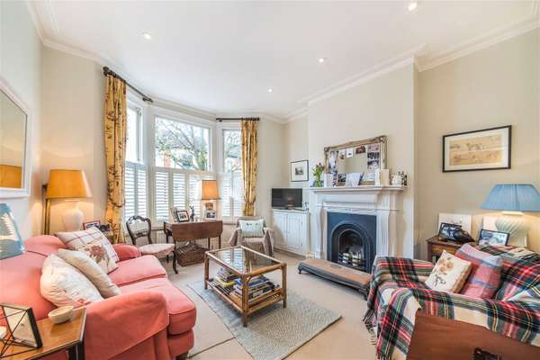 Flat Daphne Street in Greater London