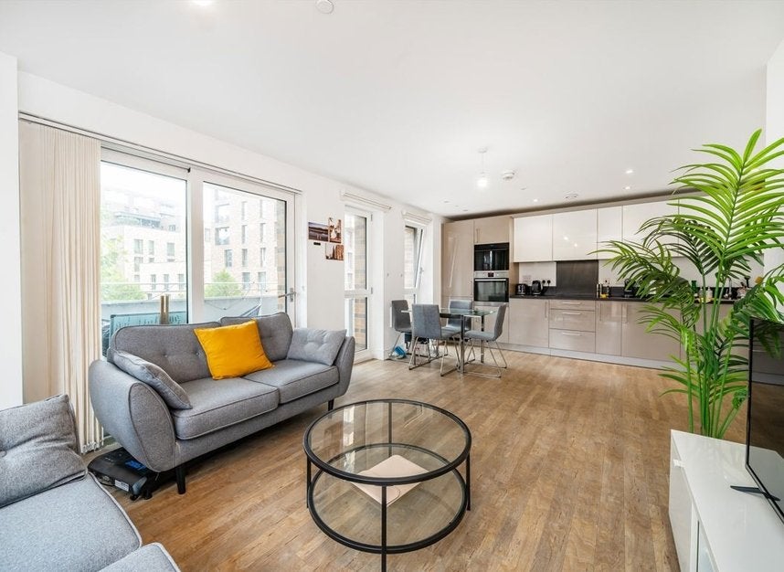 Flat Hannaford Walk in Greater London