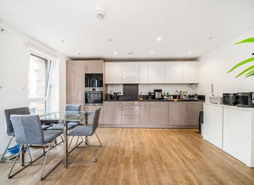 Flat Hannaford Walk in Greater London