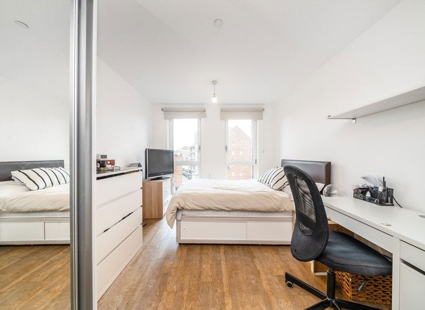 Flat Hannaford Walk in Greater London