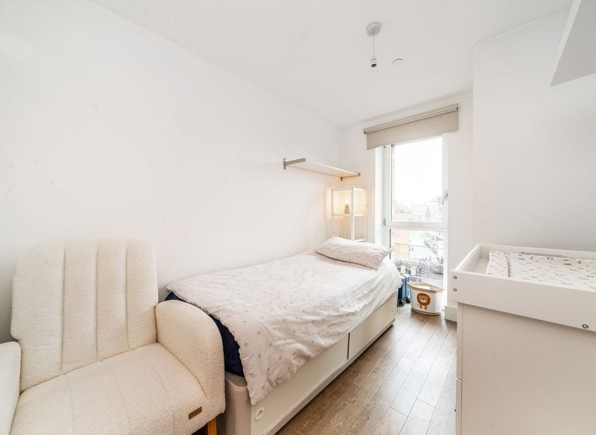 Flat Hannaford Walk in Greater London