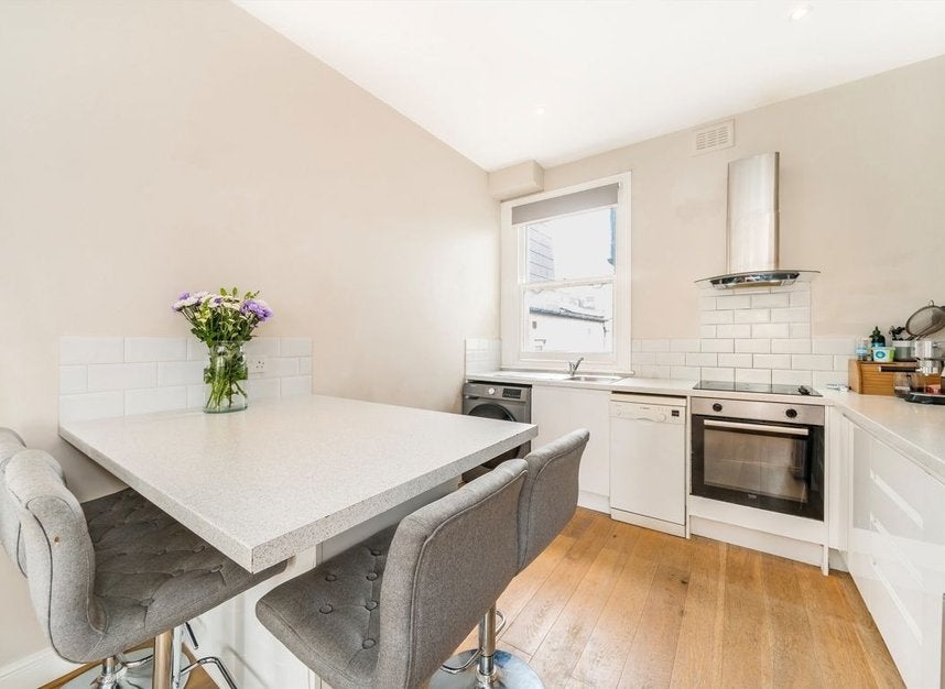 Flat Tynemouth Street in Greater London