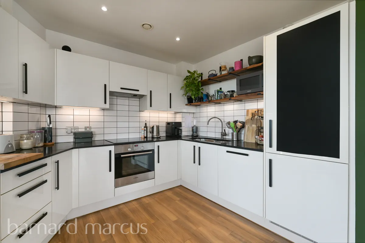 Flat Rosemont Road in Greater London