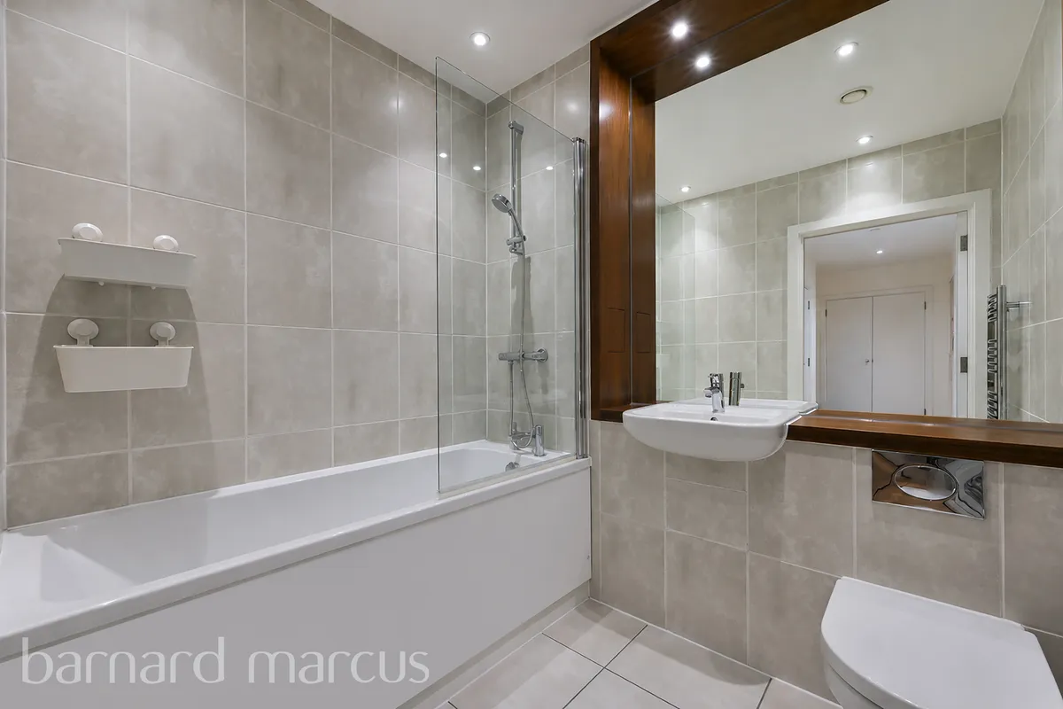 Flat Rosemont Road in Greater London