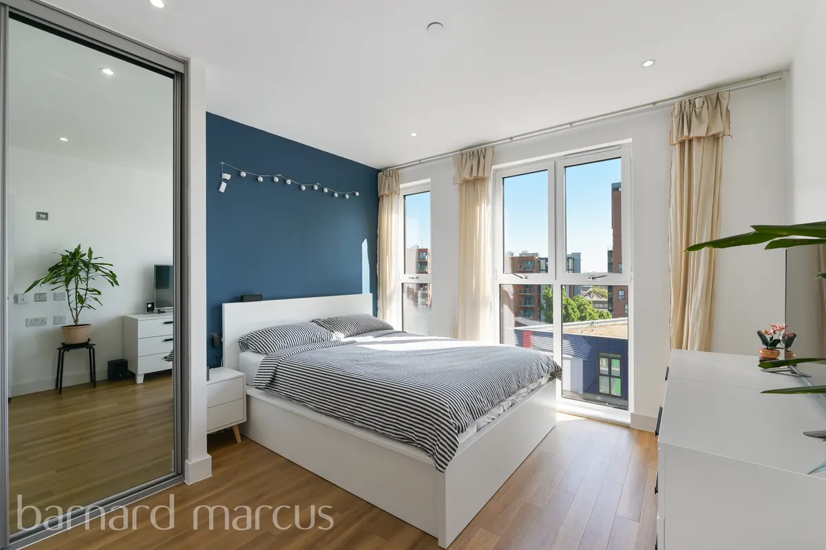 Flat Rosemont Road in Greater London
