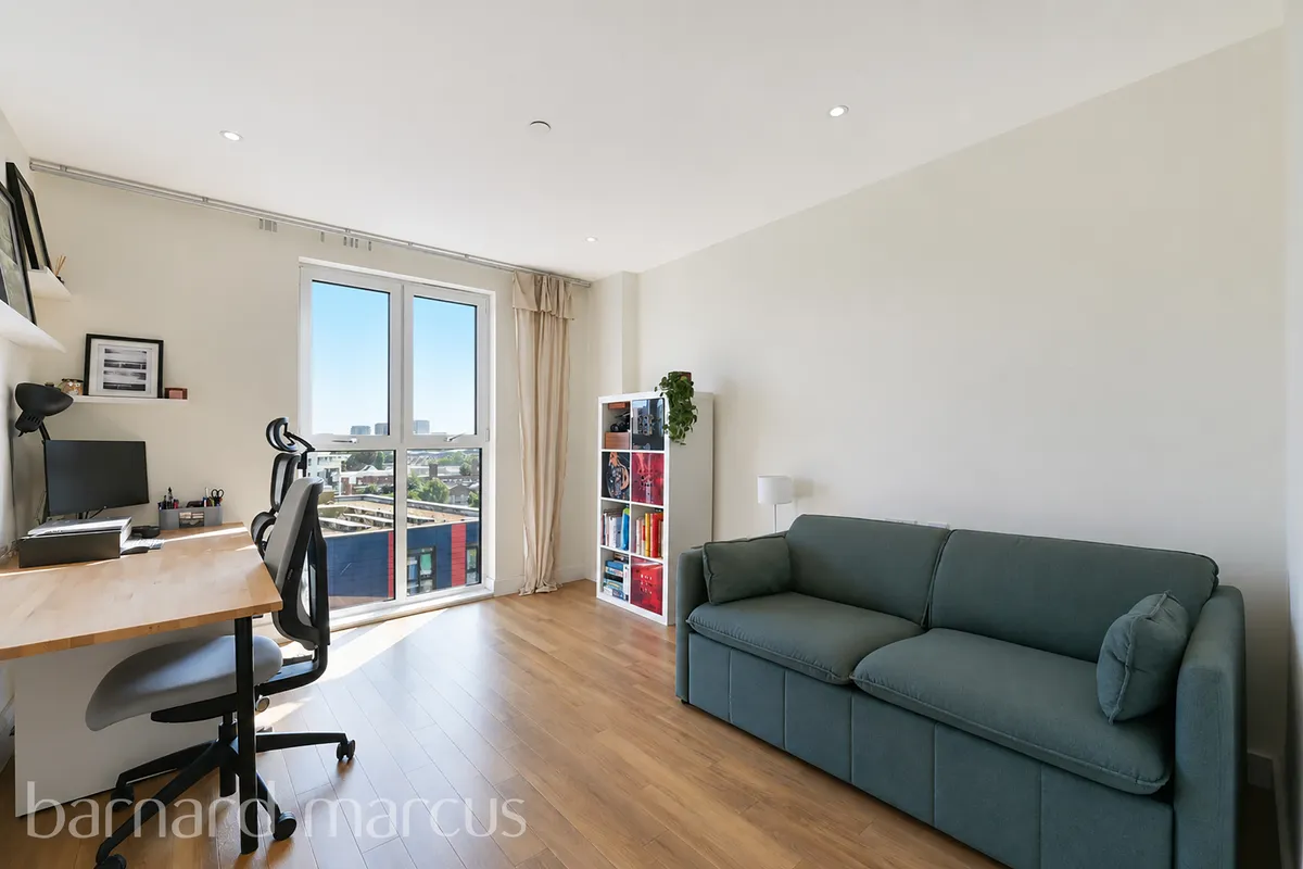 Flat Rosemont Road in Greater London