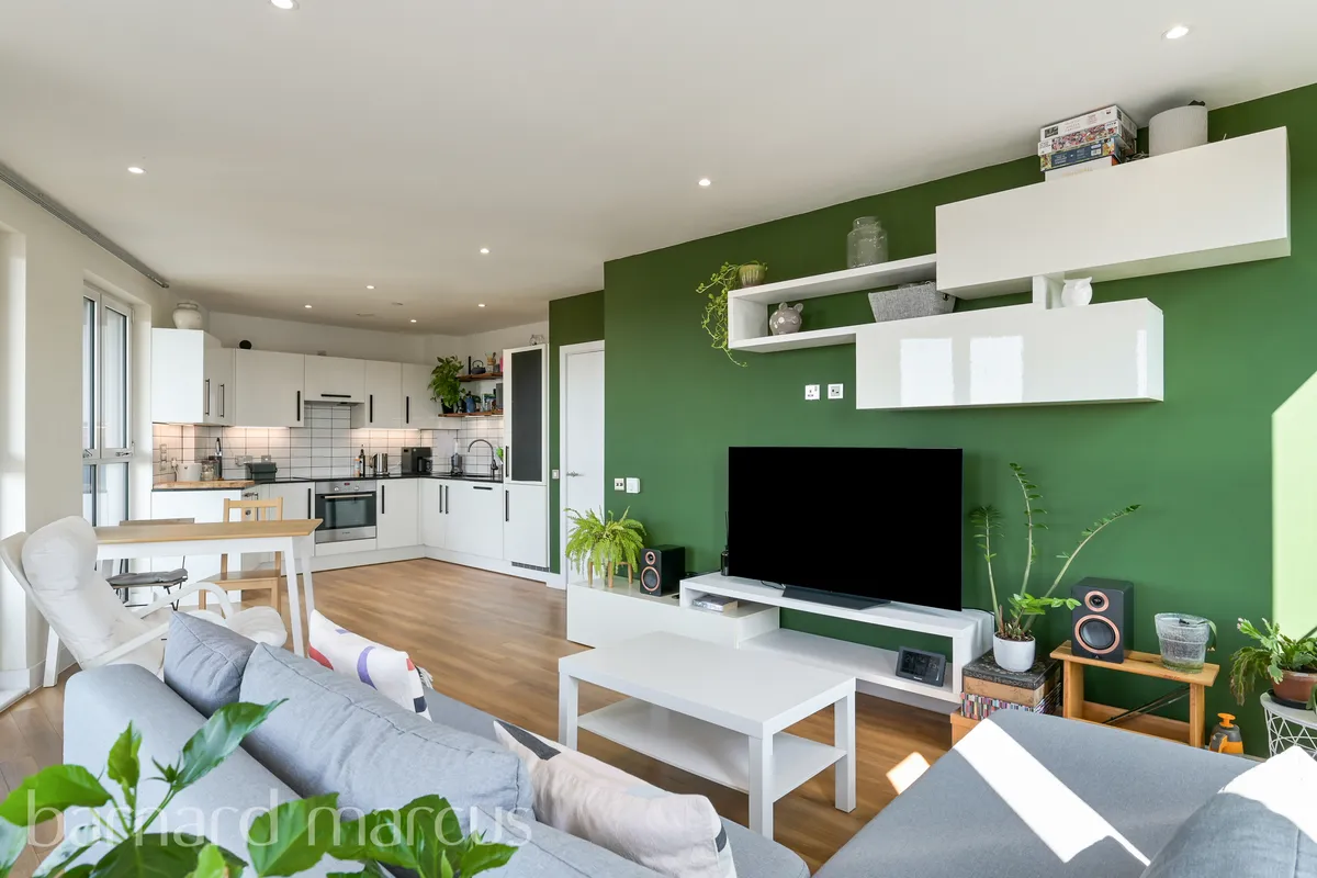 Flat Rosemont Road in Greater London