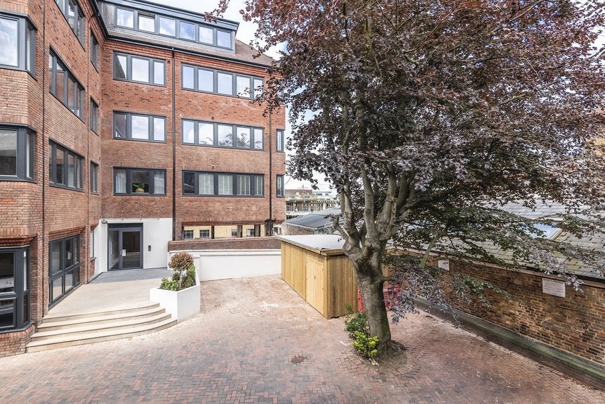 Flat Florence Way in Greater London