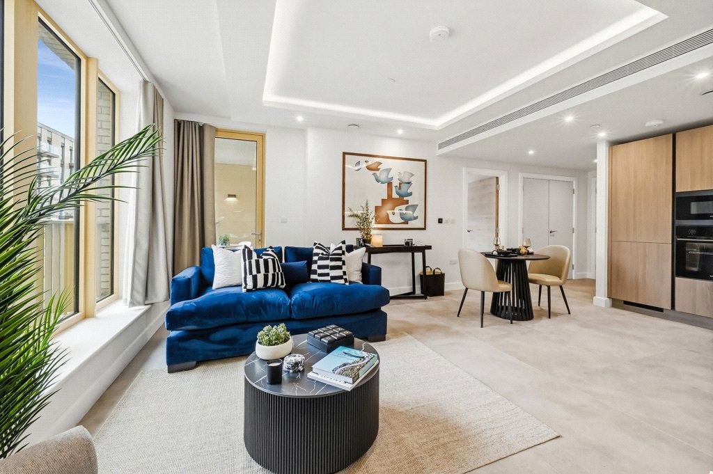 Flat Ponton Road in Greater London