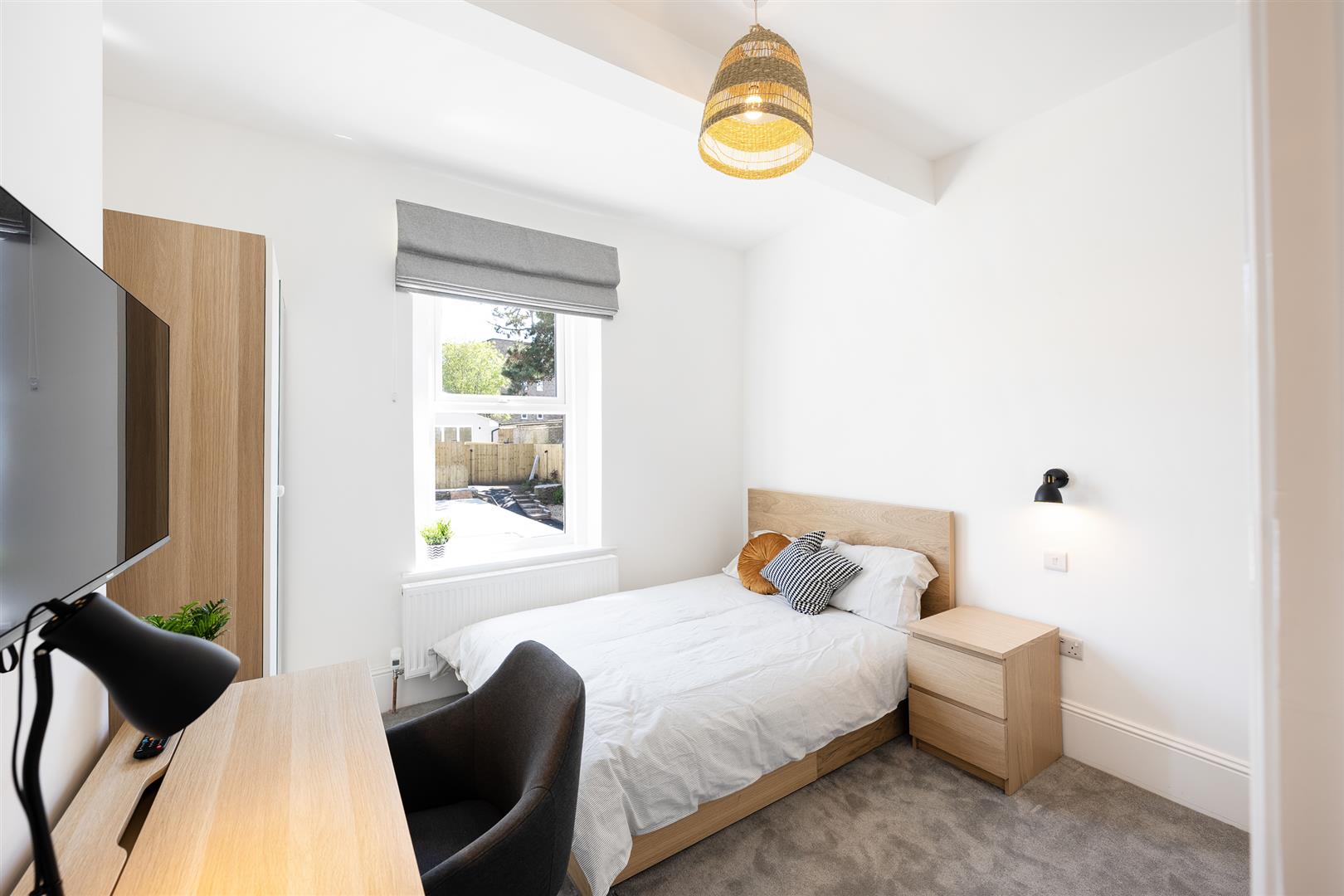 Room Overnhill Road in Kingswood