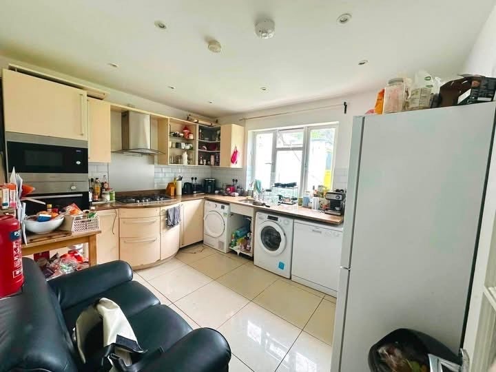 Room Claverdale Road in Greater London