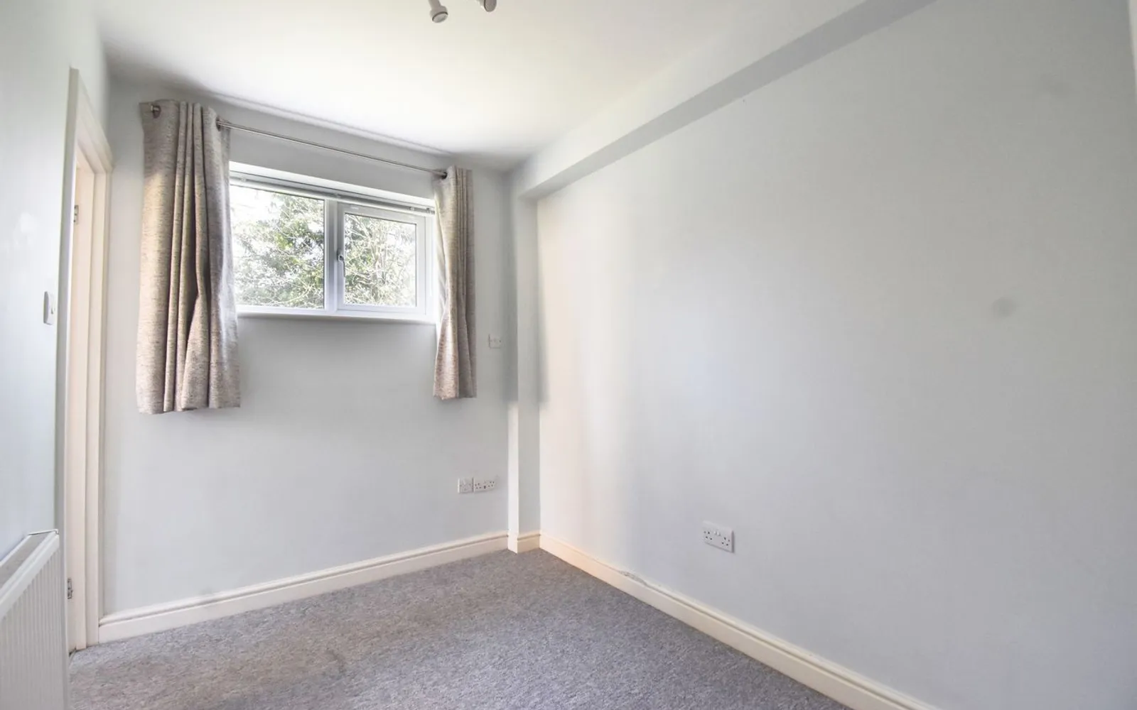 Flat Hersham Road in Walton-on-Thames