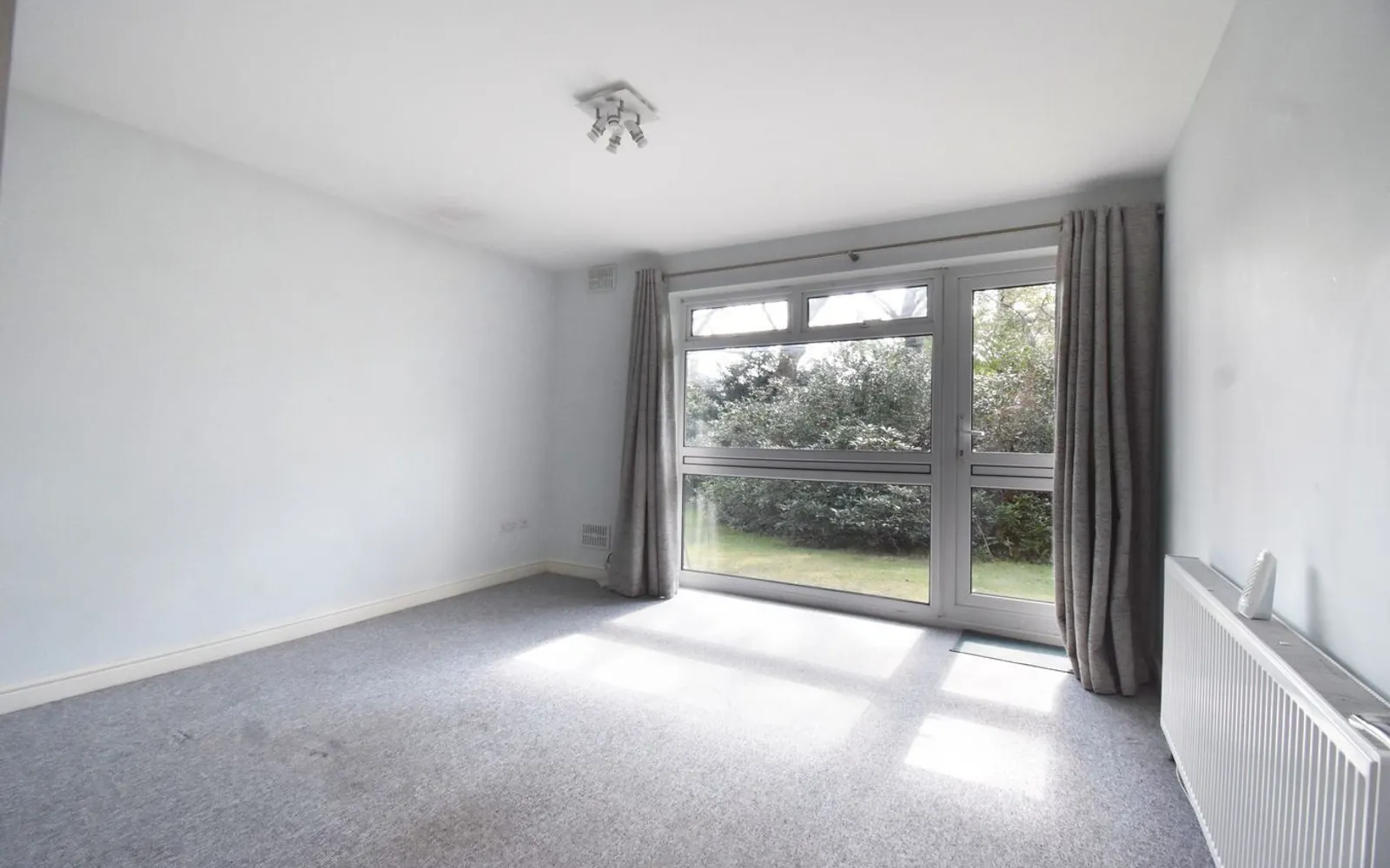 Flat Hersham Road in Walton-on-Thames