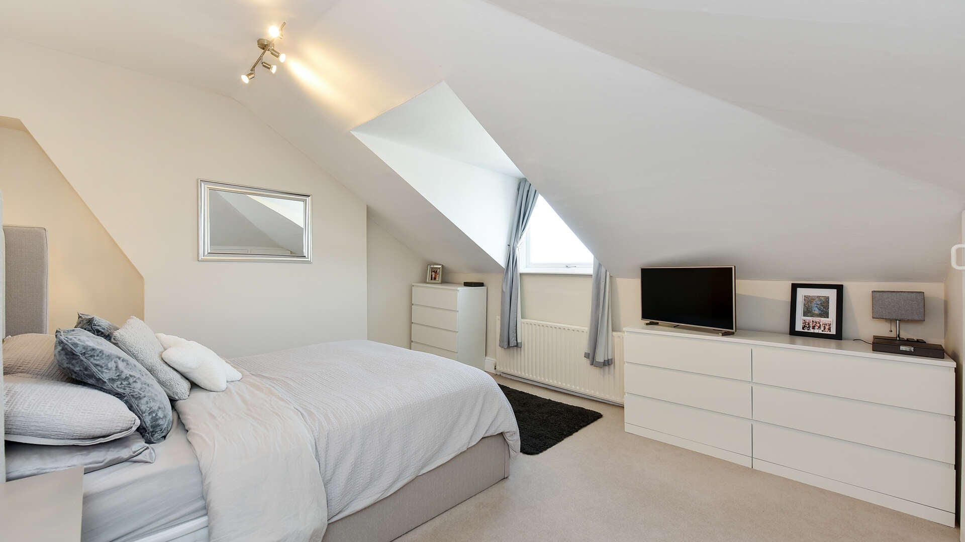 Flat Haldon Road in Greater London