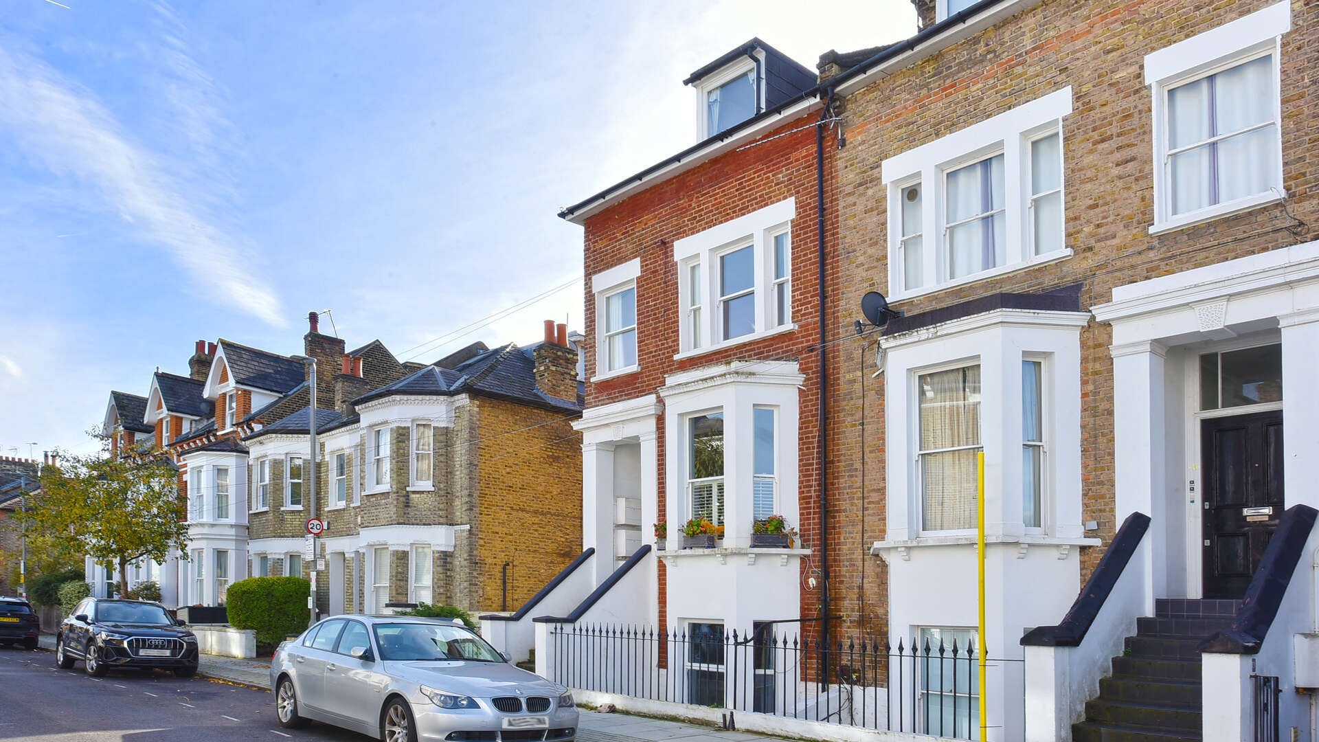 Flat Haldon Road in Greater London
