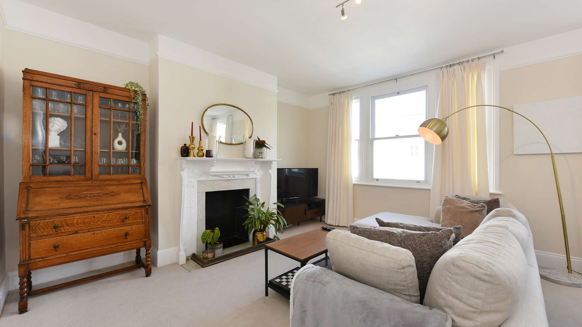 Flat Haldon Road in Greater London