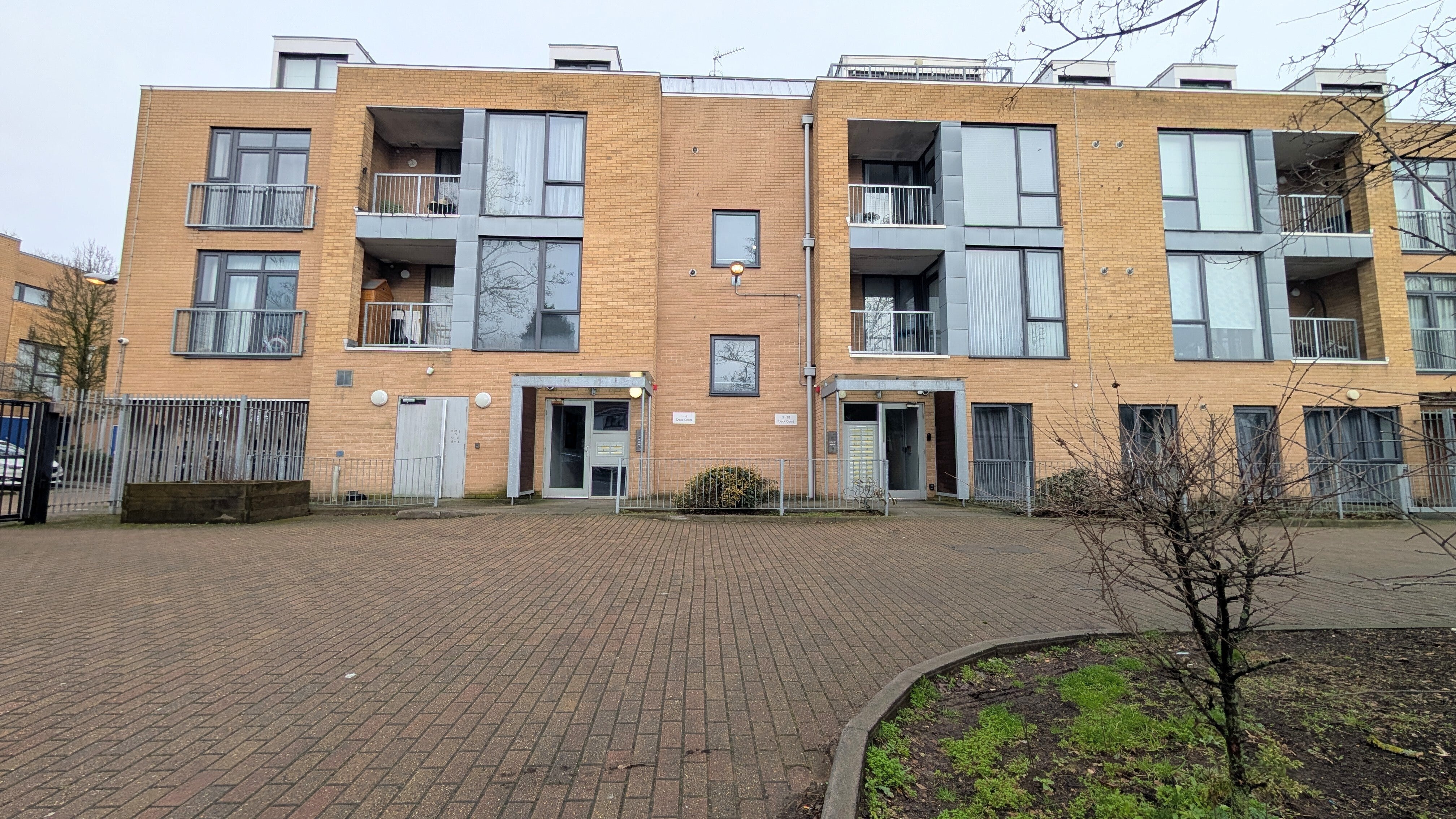 Flat Tentelow Lane in Greater London
