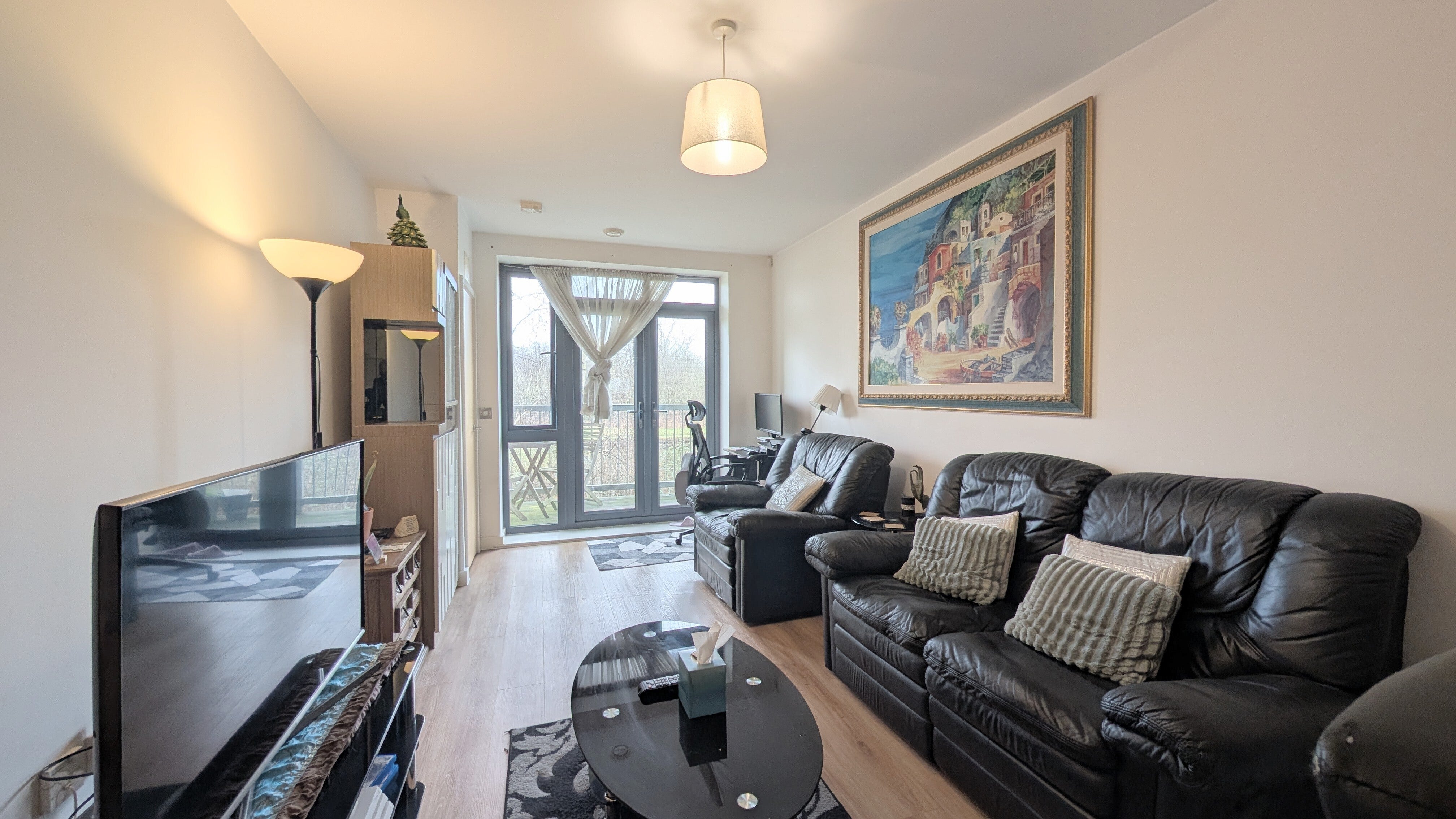 Flat Tentelow Lane in Greater London