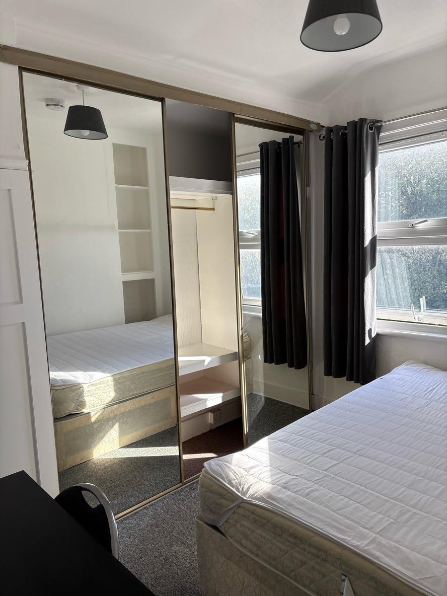 Flat Elcot Avenue in Greater London
