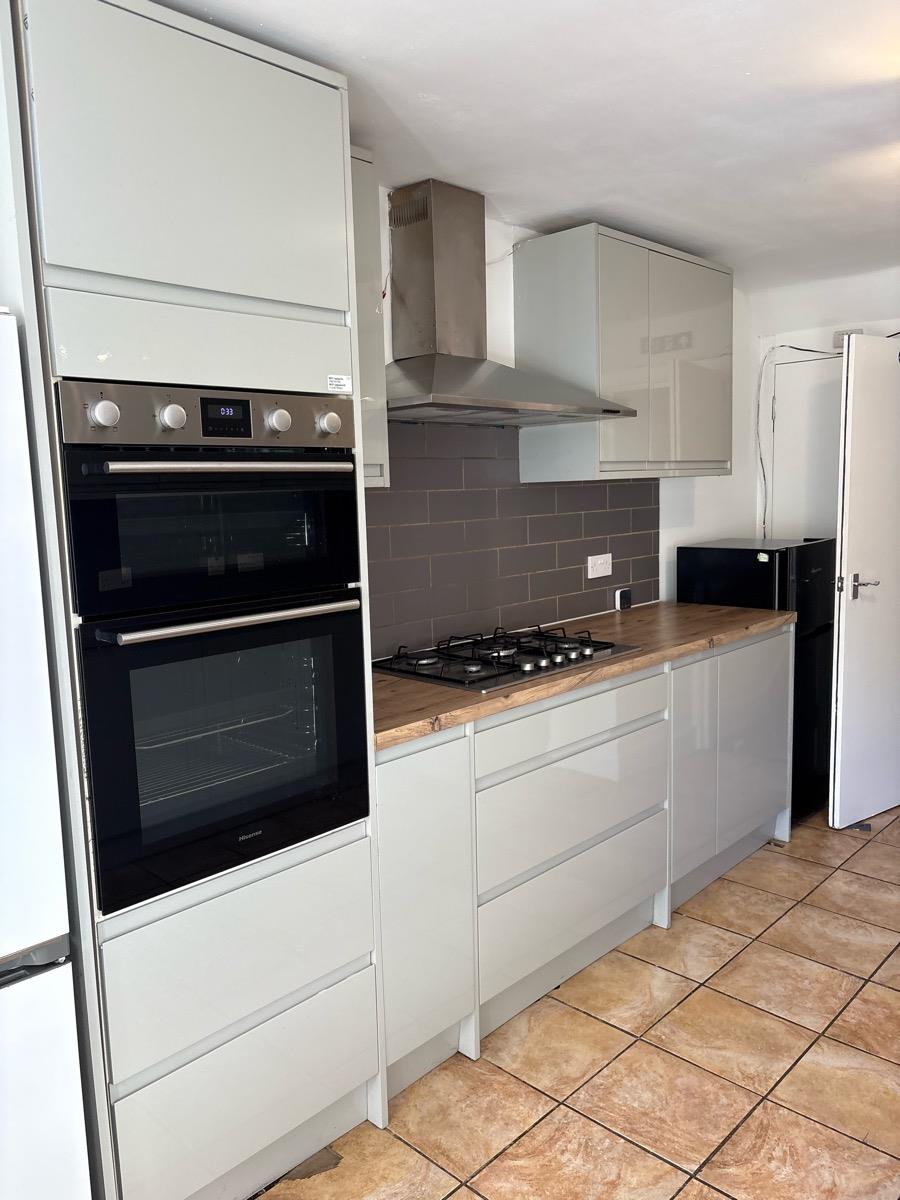 Flat Elcot Avenue in Greater London