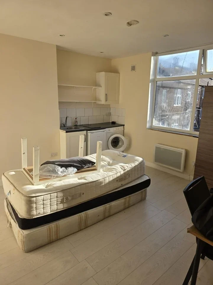 Flat Crown Lane in Greater London
