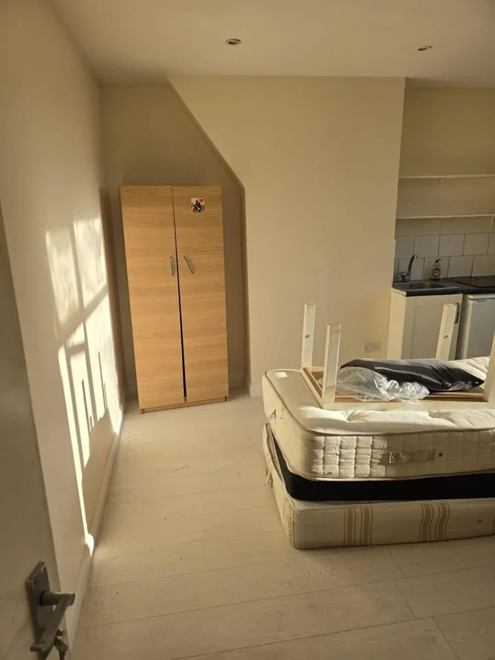 Flat Crown Lane in Greater London